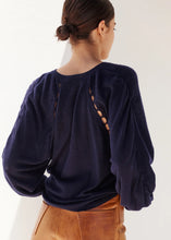 Carica l'immagine nel visualizzatore di Gallery, CARDIGAN CARNATION IN LANA CON DETTAGLI OPENWORK