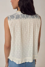 Carica l'immagine nel visualizzatore di Gallery, BLUSA SMANICATA IRINA IN GARZA DI COTONE RICAMATA