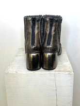 Carica l'immagine nel visualizzatore di Gallery, STIVALETTO A PUNTA CON CUCITURE A NERVATURA