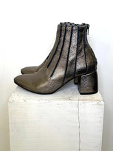 Carica l'immagine nel visualizzatore di Gallery, STIVALETTO A PUNTA CON CUCITURE A NERVATURA