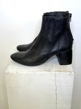 Carica l'immagine nel visualizzatore di Gallery, STIVALETTO A PUNTA CON CUCITURE A NERVATURA