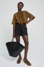 Carica l'immagine nel visualizzatore di Gallery, BLUSA MAGRITASHORT IN COTONE CON ROUCHE
