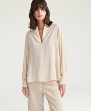 Carica l&#39;immagine nel visualizzatore di Gallery, BLUSA MARGARET IN CREPE DI SETA
