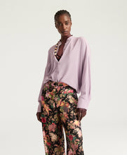 Carica l&#39;immagine nel visualizzatore di Gallery, CAMICIA HANNAH IN CRÊPE DE CHINE SETA SANDWASH
