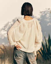 Carica l&#39;immagine nel visualizzatore di Gallery, CARDIGAN CARNATION IN LANA CON DETTAGLI OPENWORK
