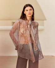 Carica l'immagine nel visualizzatore di Gallery, BLUSA GAME IN CHIFFON DI VISCOSA STAMPATA
