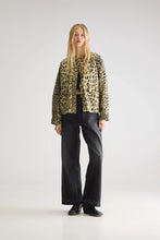 Carica l&#39;immagine nel visualizzatore di Gallery, GIACCA CORTA OVERSIZE WILLY STAMPATA ANIMALIER
