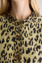 Carica l&#39;immagine nel visualizzatore di Gallery, GIACCA CORTA OVERSIZE WILLY STAMPATA ANIMALIER
