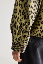Carica l&#39;immagine nel visualizzatore di Gallery, GIACCA CORTA OVERSIZE WILLY STAMPATA ANIMALIER
