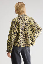 Carica l&#39;immagine nel visualizzatore di Gallery, GIACCA CORTA OVERSIZE WILLY STAMPATA ANIMALIER
