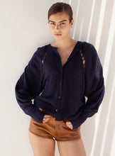 Carica l&#39;immagine nel visualizzatore di Gallery, CARDIGAN CARNATION IN LANA CON DETTAGLI OPENWORK
