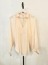 Carica l&#39;immagine nel visualizzatore di Gallery, CAMICIA  BOHEMIEN IN VOILE DI COTONE CON COLLO E POLSINI IN SETA DUE VARIANTI COLORE
