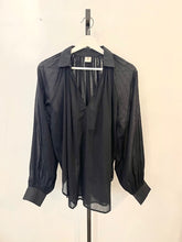 Carica l&#39;immagine nel visualizzatore di Gallery, CAMICIA  BOHEMIEN IN VOILE DI COTONE CON COLLO E POLSINI IN SETA DUE VARIANTI COLORE
