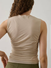 Carica l'immagine nel visualizzatore di Gallery, T-SHIRT IRINA SENZA MANICHE IN COTONE DRAPPEGGIATO

