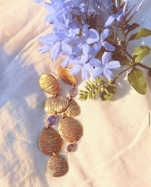 ORECCHINI CON PENDENTI IN OTTONE LAVORATO E PIETRE PREZIOSE