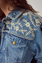 Carica l'immagine nel visualizzatore di Gallery, GIACCA LORETTA IN DENIM RICAMATO
