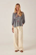 Carica l'immagine nel visualizzatore di Gallery, BLUSA APRIL IN COTONE VICHY RICAMATA A MANO
