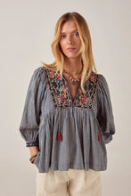 Carica l'immagine nel visualizzatore di Gallery, BLUSA APRIL IN COTONE VICHY RICAMATA A MANO
