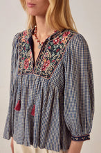 Carica l'immagine nel visualizzatore di Gallery, BLUSA APRIL IN COTONE VICHY RICAMATA A MANO
