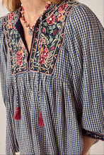 Carica l'immagine nel visualizzatore di Gallery, BLUSA APRIL IN COTONE VICHY RICAMATA A MANO
