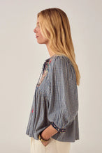 Carica l'immagine nel visualizzatore di Gallery, BLUSA APRIL IN COTONE VICHY RICAMATA A MANO
