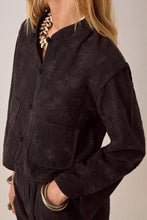 Carica l'immagine nel visualizzatore di Gallery, GIACCA LOTUS IN VISCOSA FIAMMATA E RICAMI TONO SU TONO
