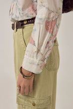 Carica l'immagine nel visualizzatore di Gallery, CAMICIA NARCISO IN COTONE STAMPA BOTANICA
