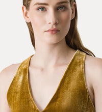 Carica l&#39;immagine nel visualizzatore di Gallery, TOP CON SCOLLO A V IN VELLUTO LISCIO
