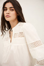 Carica l'immagine nel visualizzatore di Gallery, BLUSA NAMI IN PURO COTONE CON INSERTI IN PIZZO
