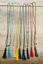 Carica l&#39;immagine nel visualizzatore di Gallery, COLLANA MALA IN VETRO E SETA
