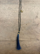 Carica l&#39;immagine nel visualizzatore di Gallery, COLLANA MALA IN VETRO E SETA
